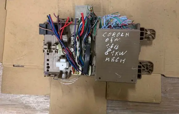 Toyota Corolla E120 E130 Fuse module 8264113040 2323000231