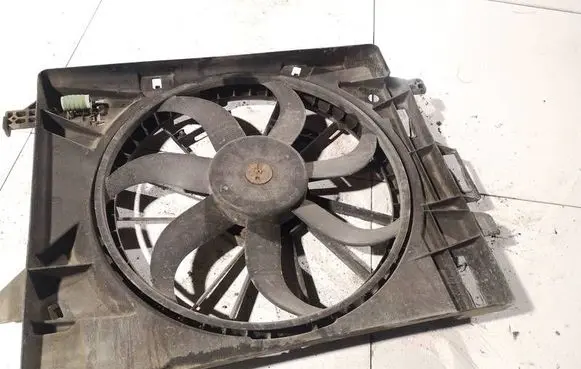 Radiator cooling fan shroud
