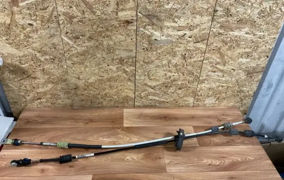 Opel Insignia A Gear shift cable linkage 55560992
