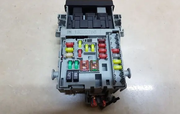Opel Insignia A Fuse module GM13222786