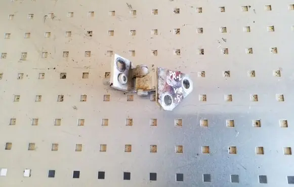 Volkswagen Golf V Front door upper hinge