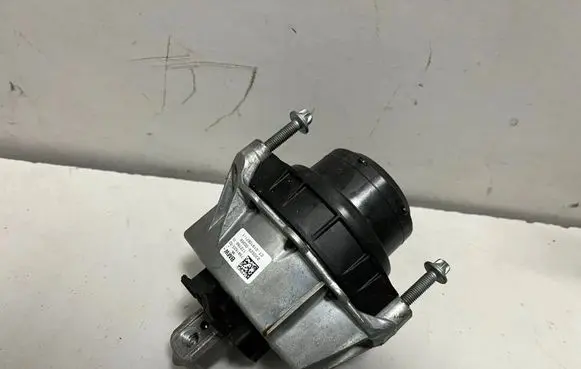 BMW 3 G20 G21 Engine mount bracket 7581623