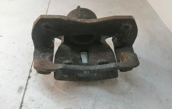 Toyota RAV 4 (XA40) Front brake caliper 6328