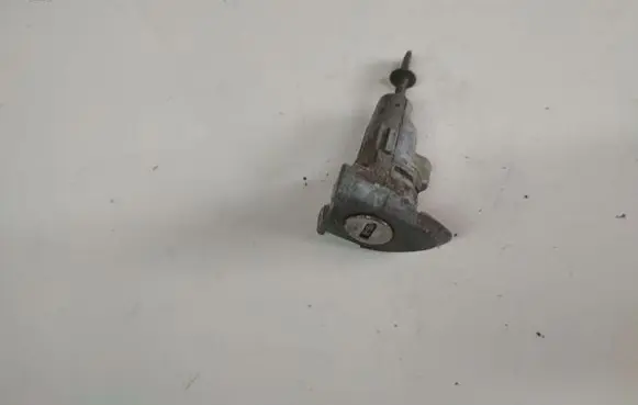 Volkswagen PASSAT B6 Front door lock (next to the handle)