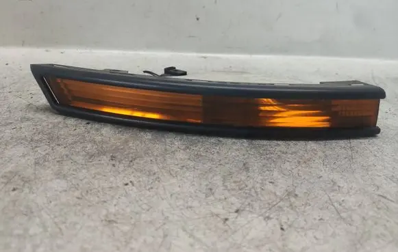 Volkswagen PASSAT B6 Front bumper turn signal 