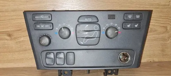 Volvo V70 Climate control unit 8682930