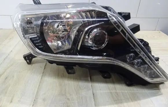 Toyota Land Cruiser (J150) Headlight/headlamp 8118560J20