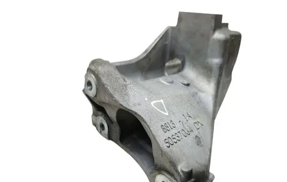 Engine mounting bracket