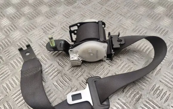 Middle seatbelt (rear)