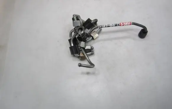 Volkswagen PASSAT B8 Fuel injector supply line/pipe 