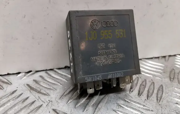 Volkswagen PASSAT B5.5 Window wiper relay 1J0955531