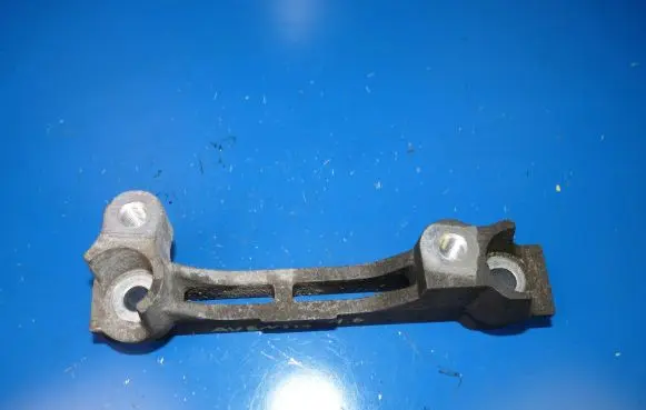 Toyota Avensis T270 Engine mounting bracket