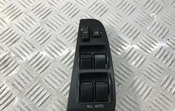 Toyota Avensis T250 Electric window control switch 8482005100 54356022A