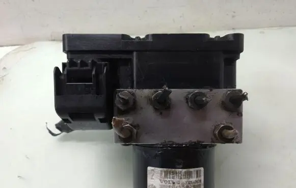 Volvo V70 ABS Pump 30643982