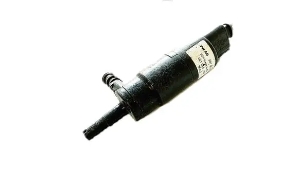 Volkswagen PASSAT B5.5 Headlight washer pump 3B7955681