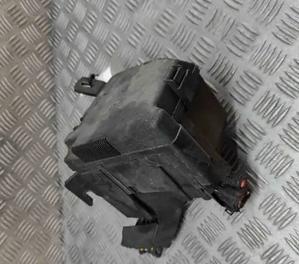 Ford Fiesta Fuse module 7171333030 AE8T14A003AA