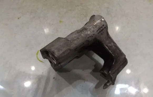 Nissan NV200 Engine mounting bracket