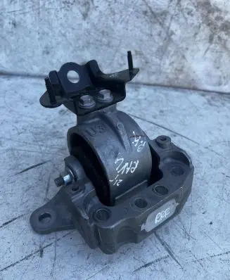 Toyota RAV 4 (XA50) Engine mount bracket