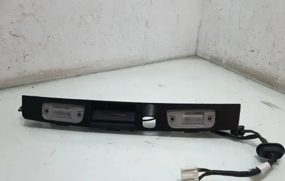 Hyundai Santa Fe Trunk door license plate light bar 92501S1010
