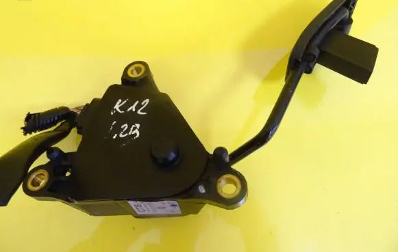 Nissan Micra Accelerator throttle pedal 18002AX700