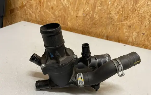 Mercedes-Benz C W205 Thermostat/thermostat housing A6262000115 110616618R