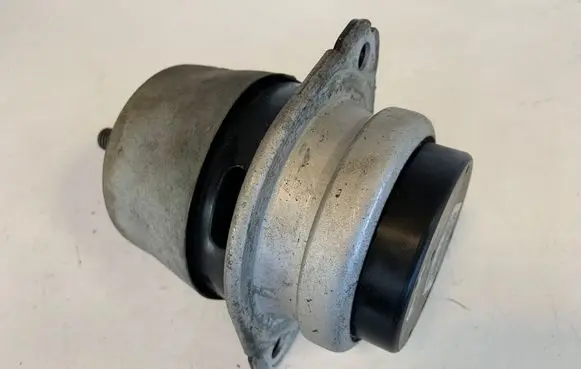 Audi Q7 4L Engine mount bracket 7L8199131A