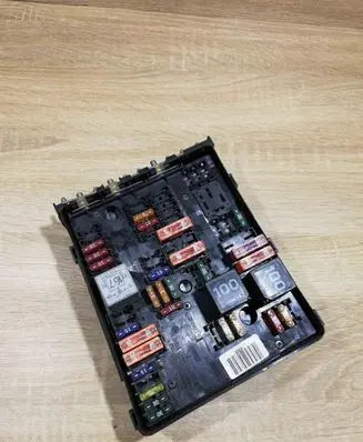 Volkswagen Touran I Fuse module 1K0937124L