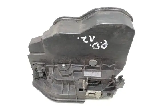 BMW X3 E83 Front door lock 7167066
