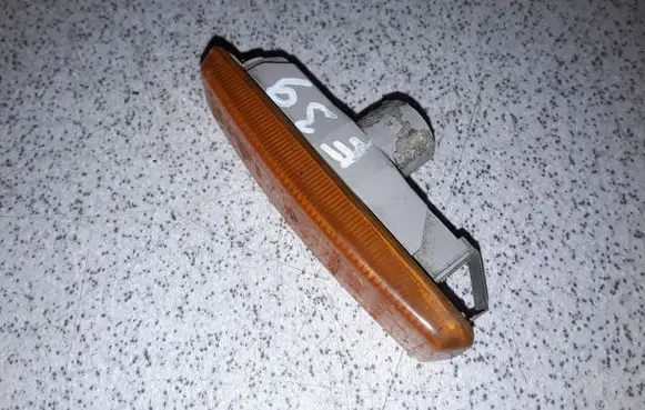BMW 5 E39 Front fender indicator light 8360589