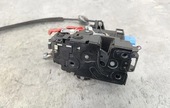 Volkswagen Touran I Rear door lock 