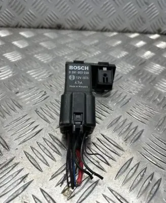 Volkswagen Golf V Glow plug pre-heat relay 038907281D