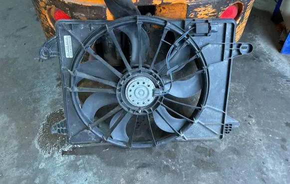 Dodge Charger Radiator cooling fan shroud 55111282AC C55111282AC0456 1618B