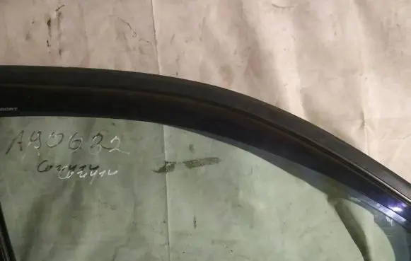 Mitsubishi Carisma Front door window glass four-door