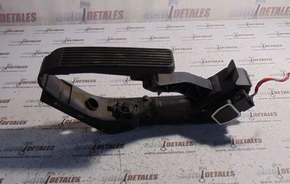 Mercedes-Benz CLS C219 Accelerator throttle pedal A2113000504