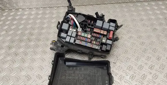 Toyota Auris E180 Fuse box set 8266202590