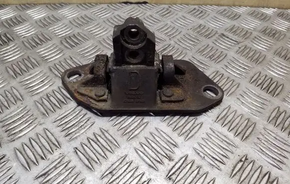 Volvo V70 Engine mount bracket 8624757