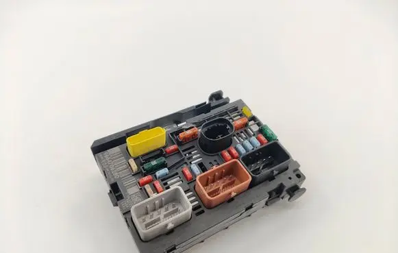 Peugeot 308 Fuse module 9664706280