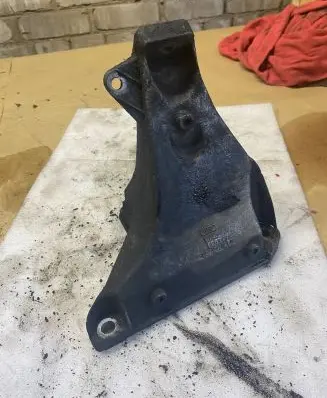 Volkswagen PASSAT B5.5 Engine mounting bracket 8D0199308AB