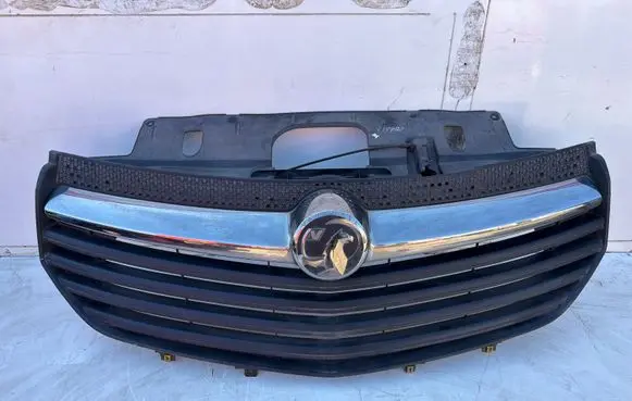 Opel Vivaro Front bumper upper radiator grill 214B37781R