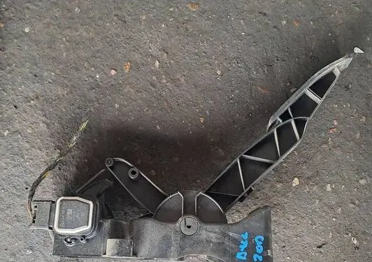 Mercedes-Benz B W245 Accelerator throttle pedal A1693000304 000710 170107