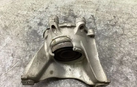 Honda CR-V Engine mount bracket