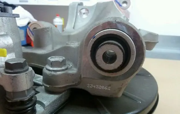 Front wheel hub spindle knuckle