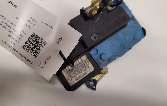 Volvo V70 Front door lock 30699748