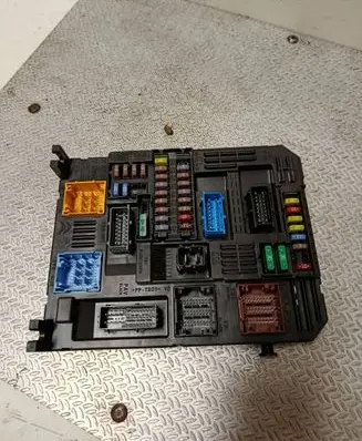 Peugeot 208 Fuse module 9830708180 3361964685 28641141