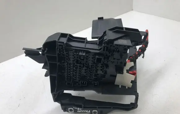 Volkswagen PASSAT B8 Fuse module 5Q0937615C
