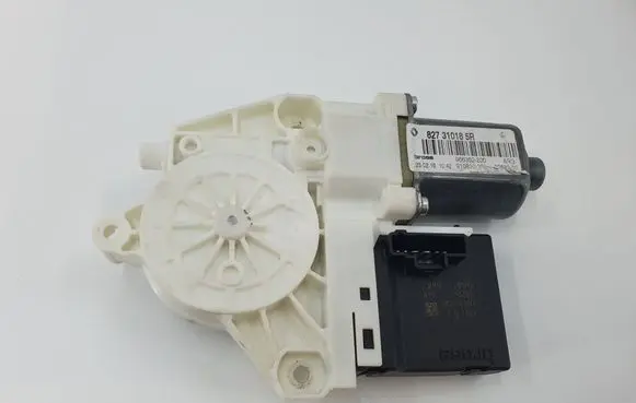 Renault Megane III Rear door window regulator motor 827310185R