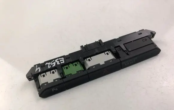 Volkswagen PASSAT B8 Hazard light switch 3G927132A