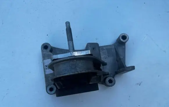Fiat 500 Engine mounting bracket