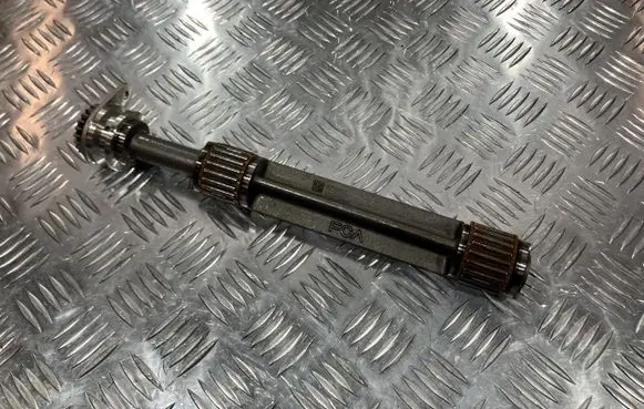 Alfa Romeo Giulia Oil pump balance shaft 05048052AF