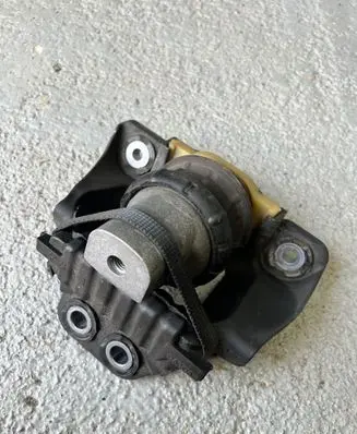Volvo S60 Engine mount bracket